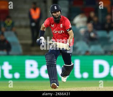 Moeen Ali d'Inghilterra corre durante la partita di Dettol T20I Serie 2 di 3 Australia vs Inghilterra a Manuka Oval, Canberra, Australia, 12th ottobre 2022 (Foto di Patrick Hoelscher/News Images) Foto Stock