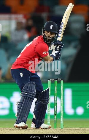 Moeen Ali d'Inghilterra è visto durante la partita Dettol T20I Series 2 of 3 Australia vs Inghilterra a Manuka Oval, Canberra, Australia, 12th ottobre 2022 (Foto di Patrick Hoelscher/News Images) Foto Stock