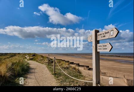 Peddars Way e Norfolk Coast Path presso Holme Dunes National Nature Reserve, Holme, Norfolk Foto Stock