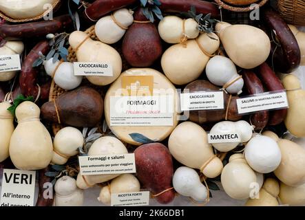 formaggi in esposizione fuori negozio, alberobello, puglia, italia meridionale Foto Stock