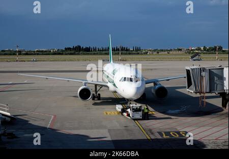 aereo su asfalto, aeroporto internazionale di bari, puglia, italia meridionale Foto Stock