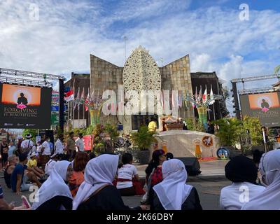 Kuta, Indonesia. 12th Ott 2022. La gente partecipa al servizio commemorativo per le vittime degli attentati di Bali 20 anni fa. Il 12 ottobre 2002, le auto bombe a Kuta hanno ucciso 202 persone e ferito molte altre. Solo 88 australiani sono stati uccisi. In occasione dell'anniversario, molte persone hanno deposto fiori e scritto piccole lettere in memoria dei loro cari che sono morti nell'attacco. Credit: Carola Frentzen/dpa/Alamy Live News Foto Stock