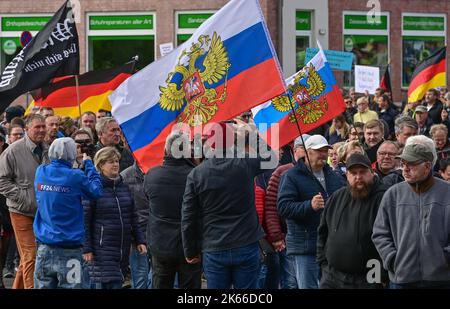 03 ottobre 2022, Brandeburgo, Francoforte (Oder): Molte persone partecipano a una manifestazione di protesta nel centro della città, sventolando, tra le altre cose, le bandiere della Russia. Anche questo lunedì a Francoforte (Oder) centinaia di persone sono scese in strada per una manifestazione di protesta. La causa è stata la crisi energetica, la guerra in Ucraina e la politica di Corona. Con tamburi, fischi, bandiere tedesche e bandiere russe, marciarono per il centro della città il giorno dell'unità tedesca, come ha riferito un reporter del dpa. Ha stimato il numero di partecipanti a circa 2.000. Tra le altre cose, le bandiere leggono 'solo la pace è un vincitore Foto Stock