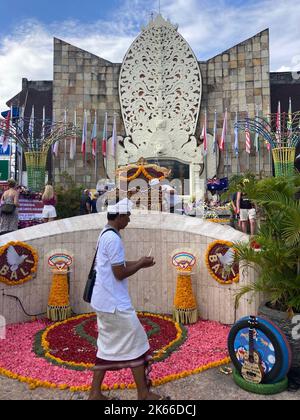 Kuta, Indonesia. 12th Ott 2022. La gente partecipa al servizio commemorativo per le vittime degli attentati di Bali 20 anni fa. Il 12 ottobre 2002, le auto bombe a Kuta hanno ucciso 202 persone e ferito molte altre. Solo 88 australiani sono stati uccisi. In occasione dell'anniversario, molte persone hanno deposto fiori e scritto piccole lettere in memoria dei loro cari che sono morti nell'attacco. Credit: Carola Frentzen/dpa/Alamy Live News Foto Stock