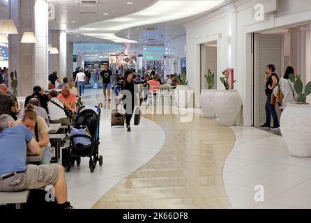 terminal di partenza dell'aeroporto internazionale di bari, puglia, italia meridionale Foto Stock