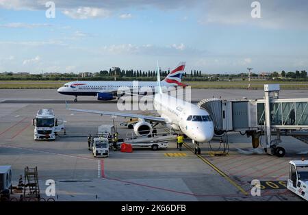 aereo su asfalto, aeroporto internazionale di bari, puglia, italia meridionale Foto Stock