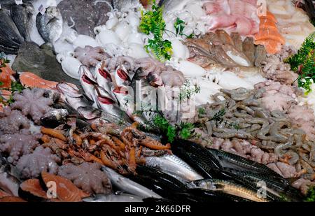 espositore da banco in supermercato, locorotondo, puglia, italia meridionale Foto Stock