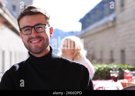 Uomo elegante che indossa un pullover a collo di tartaruga e occhiali classici Foto Stock