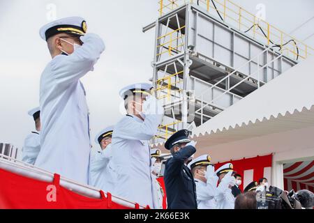 Kobe, Giappone. 12th Ott 2022. Gli ufficiali della forza di Self?Defense marittima del Giappone salutano la bandiera nazionale durante la cerimonia di lancio per il nuovo sottomarino 'Jingei' a Kobe Shipyard & Machinery Works di MHI a Kobe, nella prefettura di Hyogo, Giappone il 12 ottobre 2022. Foto di Keizo Mori/UPI Credit: UPI/Alamy Live News Foto Stock