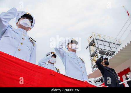 Kobe, Giappone. 12th Ott 2022. Gli ufficiali della forza di Self?Defense marittima del Giappone salutano la bandiera nazionale durante la cerimonia di lancio per il nuovo sottomarino 'Jingei' a Kobe Shipyard & Machinery Works di MHI a Kobe, nella prefettura di Hyogo, Giappone il 12 ottobre 2022. Foto di Keizo Mori/UPI Credit: UPI/Alamy Live News Foto Stock