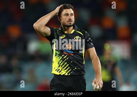 Marcus Stoinis of Australia guarda su durante la partita di Dettol T20I Series 2 of 3 Australia vs Inghilterra a Manuka Oval, Canberra, Australia, 12th ottobre 2022 (Foto di Patrick Hoelscher/News Images) Foto Stock