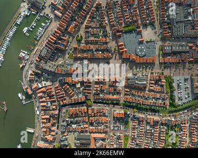 Volendam, Paesi Bassi. Panoramica dall'alto verso il basso dei tradizionali edifici e del porto della città di un villaggio di pescatori olandese. Attrazione turistica cielo nuvole Foto Stock