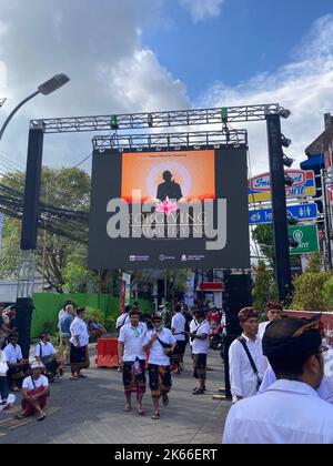 Kuta, Indonesia. 12th Ott 2022. La gente partecipa al servizio commemorativo per le vittime degli attentati di Bali 20 anni fa. Il 12 ottobre 2002, le auto bombe a Kuta hanno ucciso 202 persone e ferito molte altre. Solo 88 australiani sono stati uccisi. In occasione dell'anniversario, molte persone hanno deposto fiori e scritto piccole lettere in memoria dei loro cari che sono morti nell'attacco. Credit: Carola Frentzen/dpa/Alamy Live News Foto Stock