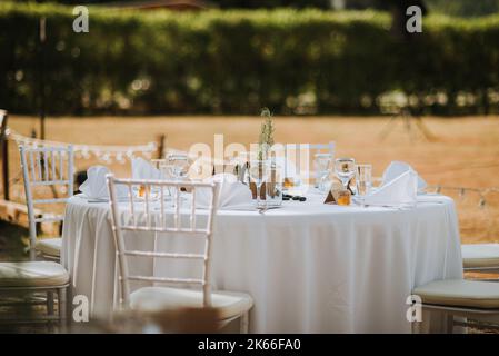 Tavolo per matrimoni in colori marrone e bianco con legno e vetro Foto Stock