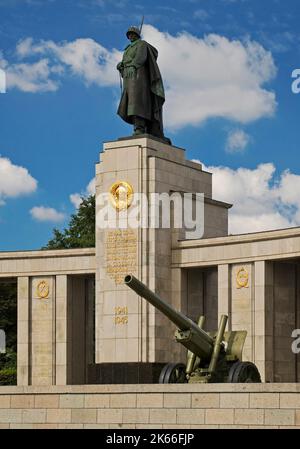 Monumento commemorativo sovietico con la statua del soldato dell'Armata Rossa e il mantello d'armi dello Stato d'Oro, Germania, Berlino Foto Stock