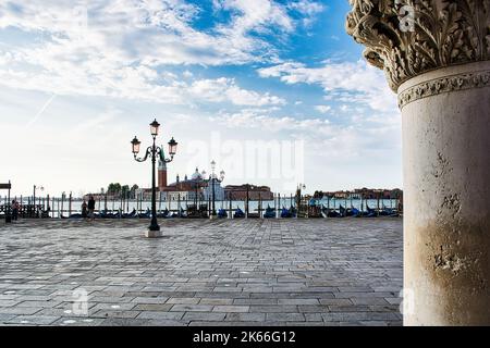 Luci di strada di fronte Dodge Palace a Venezia Foto Stock