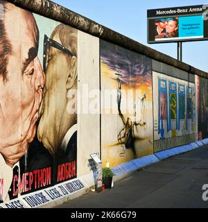 Bacio fraterno tra Breschnew e Honecker, murale su un residuo del muro di Berlino, East Side Gallery, Germania, Berlino Foto Stock