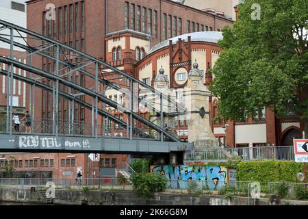 Rivestimento storico della centrale elettrica a gas Charlottenburg con Siemenssteg sul fiume Sprea di fronte, Germania, Berlino Foto Stock