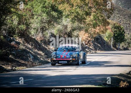 Novella, Corsica, Francia - 7th ottobre 2022: Serge Picca e Tibaud Guabello gareggiano nella loro Porsche 911 nel Tour de Corse Historique 2022. Foto Stock