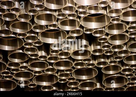 modello astratto di una sospensione a soffitto da tubi metallici Foto Stock