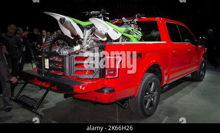 DETROIT, MI/USA - GENNAIO 13: Un camion Ford F150 FX4 2014 che trasporta due bici da sterrato Kawasaki KX-85 al North American International Auto Show (NAIAS). Foto Stock