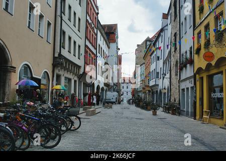 Strada nella città di Ratisbona. Germania in una giornata di fine estate Foto Stock