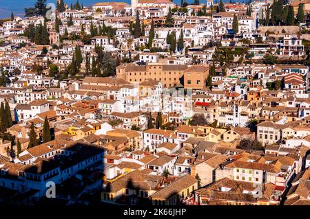 L'Alhambra a Granada, Spagna. Vista sul quartiere zingaro di granada dall'interno dell'alhambra. Foto Stock