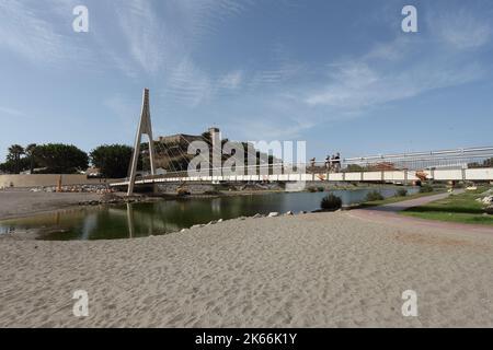 Ponte 'Puente de la Armada Española' e il Castello di Sohail. Fuengirola, provincia di Malaga, Spagna. Foto Stock