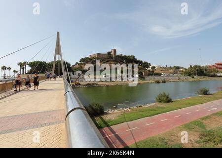 Ponte 'Puente de la Armada Española' e il Castello di Sohail. Fuengirola, provincia di Malaga, Spagna. Foto Stock