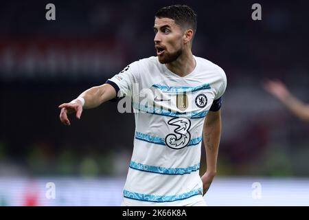 Jorginho Luiz del Chelsea FC gesta durante la partita UEFA Champions League Group e tra AC Milan e Chelsea FC allo stadio Giuseppe Meazza il 11 ottobre 2022 a Milano. Foto Stock