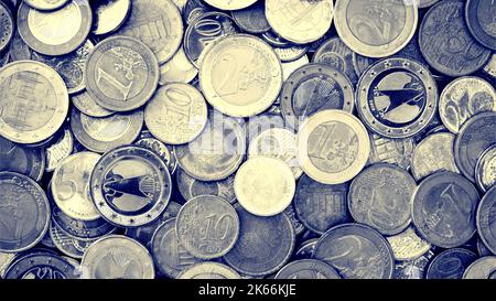 Molte monete in euro in vista dall'alto Foto Stock
