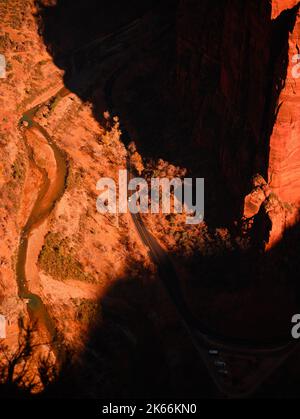 Uno scatto verticale di una strada circondata da scogliere. Parco Nazionale di Zion. Utah, Stati Uniti. Foto Stock