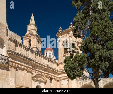 Chiesa parrocchiale Mellieha Bay. Vista dal cortile Foto Stock
