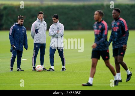 Mikel Arteta, direttore dell'Arsenal (terza a sinistra) e personale durante una sessione di formazione presso l'Arsenal Training Centre di Londra. Data immagine: Mercoledì 12 ottobre 2022. Foto Stock