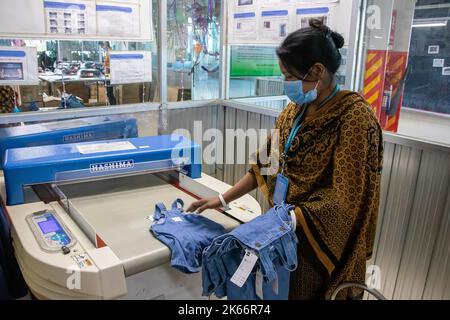 Gazipur, Dhaka, Bangladesh. 12th Ott 2022. Gli operai fanno i vestiti ad una fabbrica di vestiti a Gazipur, Bangladesh. Quattro su cinque dei 4,4 milioni di lavoratori occupati nel settore dell’abbigliamento in Bangladesh sono donne. L'industria dell'abbigliamento pronto (RMG) è un elemento portante di questa storia di successo economico. Il Bangladesh è oggi uno dei maggiori esportatori mondiali di abbigliamento, con il settore RMG che rappresenta il 84% delle esportazioni del Bangladesh. Credit: ZUMA Press, Inc./Alamy Live News Foto Stock