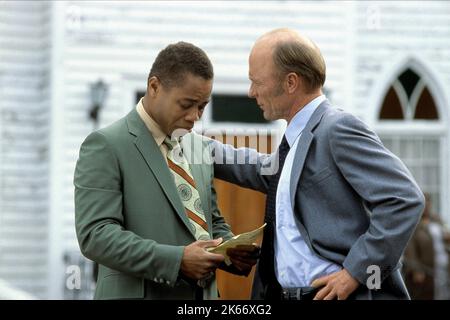 Cuba Gooding Jnr & ed Harris Film: Radio (2003) personaggi: & Coach Jones regista: Michael Tollin 24 ottobre 2003 **AVVISO** questa foto è solo per uso editoriale ed è il copyright di COLUMBIA e/o del fotografo assegnato dalla Film o dalla Società di produzione e può essere riprodotto solo da pubblicazioni in concomitanza con la promozione del suddetto Film. È richiesto un credito obbligatorio per COLUMBIA. Il fotografo deve essere accreditato anche quando è noto. Nessun uso commerciale può essere concesso senza l'autorizzazione scritta della Film Company. Foto Stock