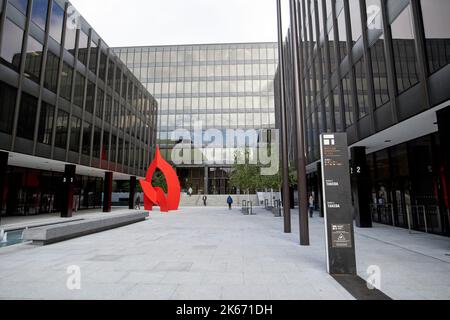 piazza miesiana contenente il dipartimento di salute del dipartimento di uguaglianza dei bambini integrazione della disabilità e giovani e sede di farmaceutico Foto Stock