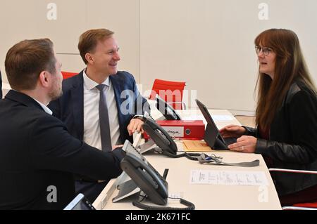 Potsdam, Germania. 12th Ott 2022. Katrin Lange (SPD, r), ministro delle Finanze per lo Stato di Brandeburgo, parla con Daniel Keller (SPD, l) e Steeven Bretz (CDU) prima dell'inizio della sessione del parlamento di Stato. Tra le altre cose, i parlamentari discutono della legge di bilancio del governo statale per il 20223/2024, del mercato del lavoro nel Brandeburgo e della raffineria di PCK a Schwedt. Credit: Bernd Settnik/dpa/Alamy Live News Foto Stock