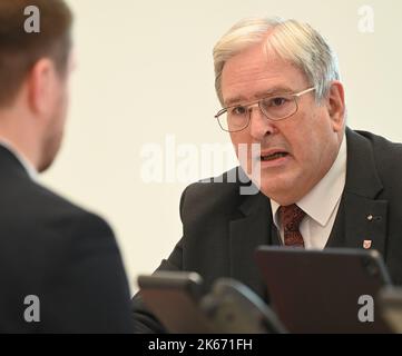 Potsdam, Germania. 12th Ott 2022. Jörg Steinbach (DOCUP), ministro dell'Economia, del lavoro e dell'energia dello Stato di Brandeburgo, parla con un membro del parlamento prima dell'inizio della sessione del parlamento. Tra le altre cose, i deputati discutono del progetto di bilancio del governo statale per il 20223/2024, del mercato del lavoro nel Brandeburgo e della raffineria PCK a Schwedt. Credit: Bernd Settnik/dpa/Alamy Live News Foto Stock