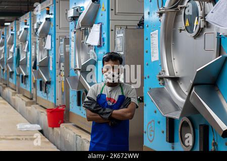 Gazipur, Dhaka, Bangladesh. 12th Ott 2022. Gli operai fanno i vestiti ad una fabbrica di vestiti a Gazipur, Bangladesh. Quattro su cinque dei 4,4 milioni di lavoratori occupati nel settore dell’abbigliamento in Bangladesh sono donne. L'industria dell'abbigliamento pronto (RMG) è un elemento portante di questa storia di successo economico. Il Bangladesh è oggi uno dei maggiori esportatori mondiali di abbigliamento, con il settore RMG che rappresenta il 84% delle esportazioni del Bangladesh. Credit: ZUMA Press, Inc./Alamy Live News Foto Stock