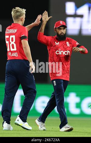 Sam Curran d'Inghilterra celebra la scomparsa di Marcus Stoinis d'Australia durante la partita di Dettol T20I Series 2 of 3 Australia vs Inghilterra a Manuka Oval, Canberra, Australia, 12th ottobre 2022 (Foto di Patrick Hoelscher/News Images) Foto Stock