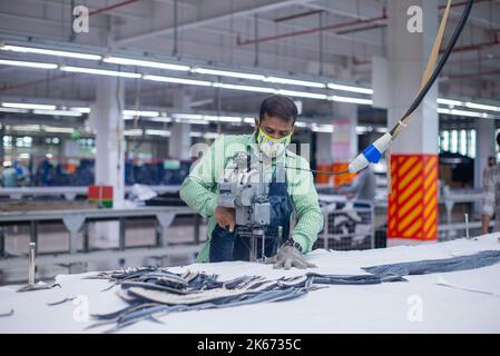 Gazipur, Dhaka, Bangladesh. 12th Ott 2022. Gli operai fanno i vestiti ad una fabbrica di vestiti a Gazipur, Bangladesh. Quattro su cinque dei 4,4 milioni di lavoratori occupati nel settore dell’abbigliamento in Bangladesh sono donne. L'industria dell'abbigliamento pronto (RMG) è un elemento portante di questa storia di successo economico. Il Bangladesh è oggi uno dei maggiori esportatori mondiali di abbigliamento, con il settore RMG che rappresenta il 84% delle esportazioni del Bangladesh. Credit: ZUMA Press, Inc./Alamy Live News Foto Stock