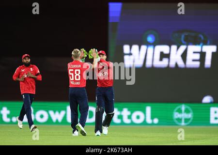 Canberra, Australia. 13th ago, 2022. Sam Curran d'Inghilterra celebra la scomparsa di Marcus Stoinis d'Australia durante la partita di Dettol T20I Series 2 of 3 Australia vs Inghilterra a Manuka Oval, Canberra, Australia, 12th ottobre 2022 (Foto di Patrick Hoelscher/News Images) a Canberra, Australia il 8/13/2022. (Foto di Patrick Hoelscher/News Images/Sipa USA) Credit: Sipa USA/Alamy Live News Foto Stock