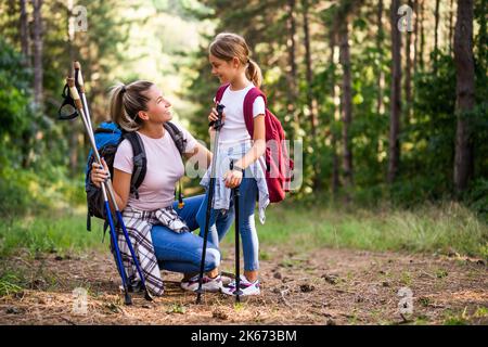 Madre e figlia si godono escursioni insieme. Foto Stock