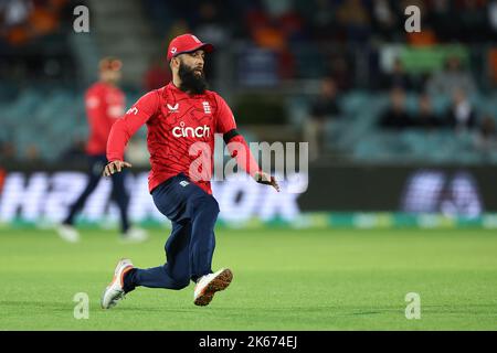 Moeen Ali d'Inghilterra durante il Dettol T20I Serie 2 di 3 partita Australia vs Inghilterra a Manuka Oval, Canberra, Australia, 12th ottobre 2022 (Foto di Patrick Hoelscher/News Images) Foto Stock