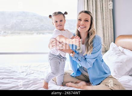 La mia bambina si sta allargando di giorno in giorno: Una donna che si lega con la sua bambina a casa. Foto Stock