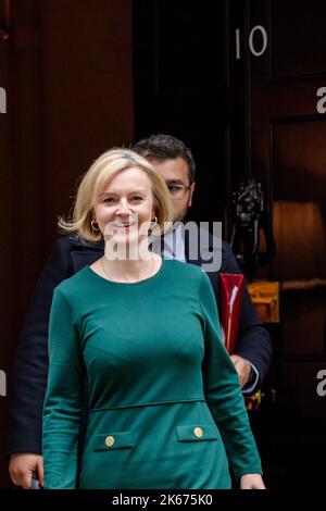 Downing Street, Londra, Regno Unito. 12th ottobre 2022.il primo ministro britannico, Liz Truss, parte dal numero 10 di Downing Street per partecipare alla sessione settimanale di domande del primo ministro (PMQ) alla Camera dei Comuni. Foto: Amanda Rose/Alamy Live News Foto Stock