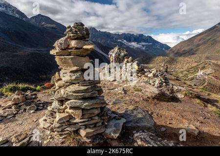 Carini di pietra trovati in alto nell'Himalaya sulla Everest Way, trekking fino al campo base del monte Everest Foto Stock