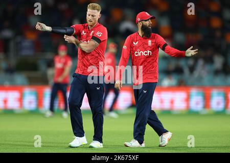 Ben Stokes d'Inghilterra e Moeen Ali d'Inghilterra sono visti durante la partita Dettol T20I Series 2 of 3 Australia vs Inghilterra a Manuka Oval, Canberra, Australia, 12th ottobre 2022 (Foto di Patrick Hoelscher/News Images) Foto Stock