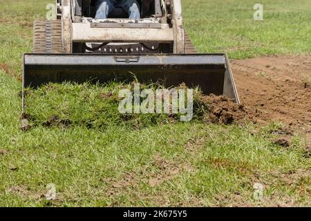 Il bulldozer viene utilizzato per spostare la terra con la pala come per i lavori di architettura paesaggistica Foto Stock